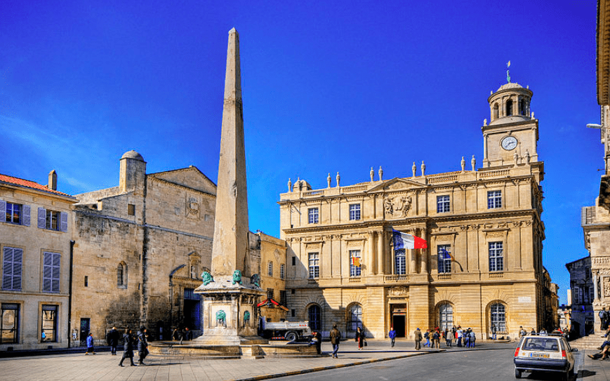 Une place avec des bâtiments loi Malraux Arles
