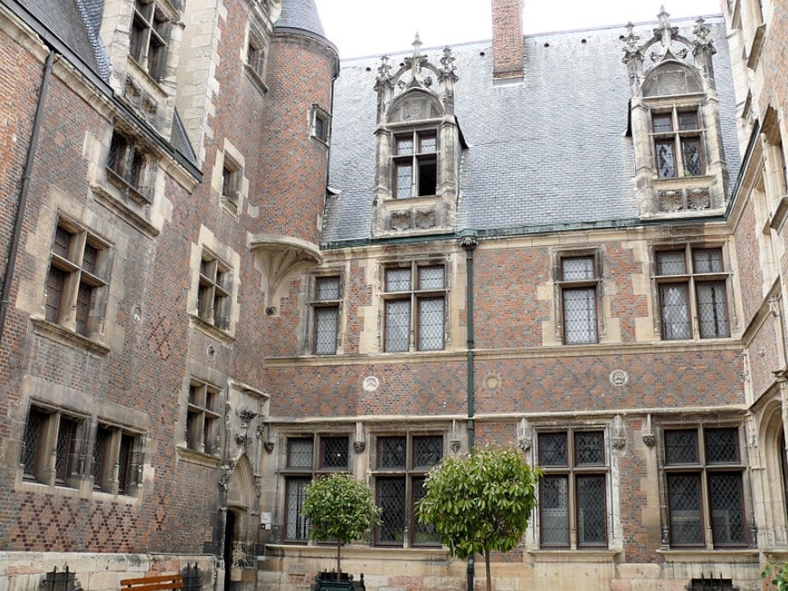 Un hôtel particulier dans la zone éligible loi Malraux Bourges
