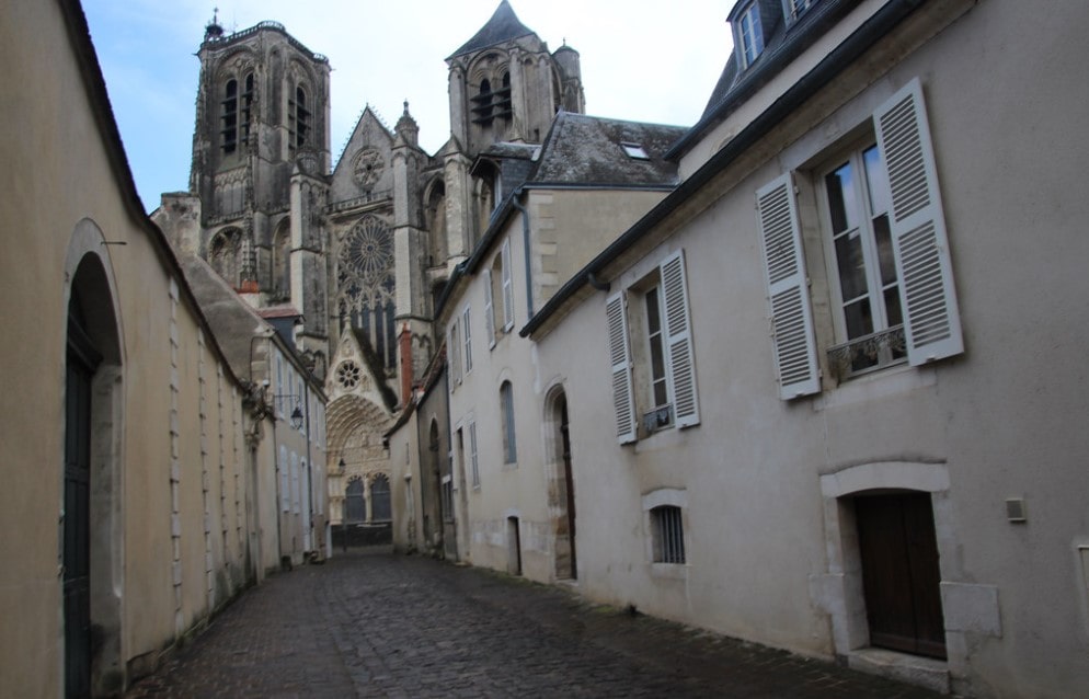 Une rue avec des bâtiments loi Malraux Bourges