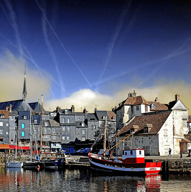 Le port avec des bâtiments loi Malraux Honfleur