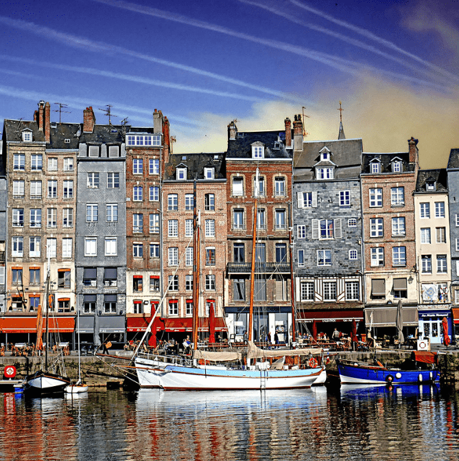 Le port avec des bâtiments loi Malraux Honfleur