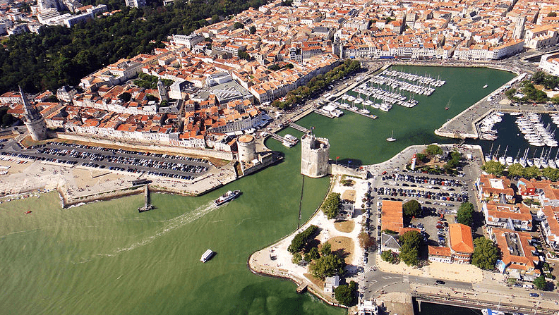 Le port avec les bâtiments loi marlaux la rochelle