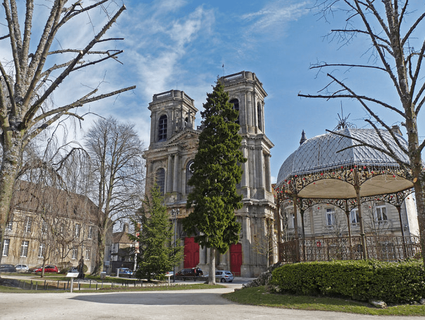 Une place avec des bâtiments en loi Malraux Langres