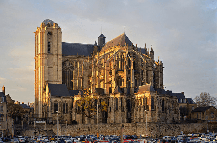 Cathédrale près des édifices loi malraux le mans