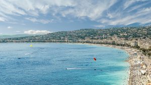 Plage de nice avec des immeubles éligibles loi malraux