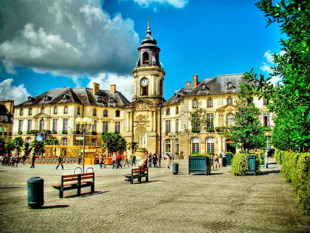 Une place avec des bâtiments loi Malraux Rennes