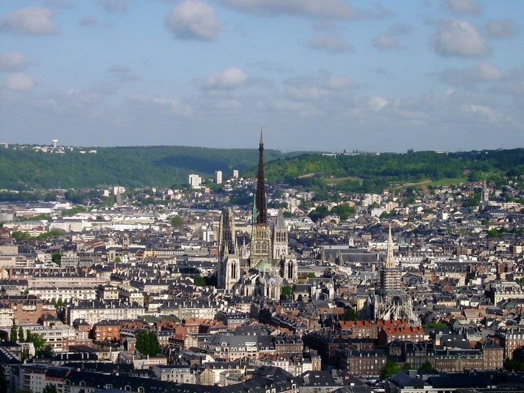 Vue de la ville de Rouen avec des immeubles éligibles loi malraux