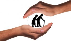 Mains encerclant des personnes âgées
