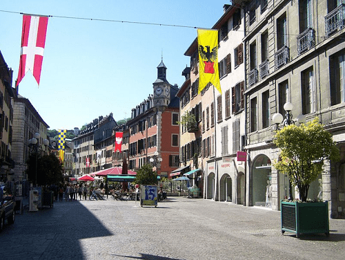 Une allée avec des commerces loi malraux chambery