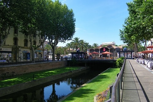 Une place avec des immeubles loi malraux perpignan