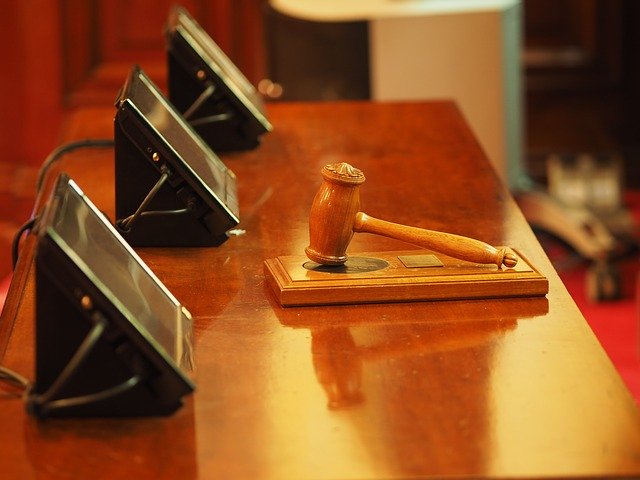 image d'un marteau de juge de la loi finance