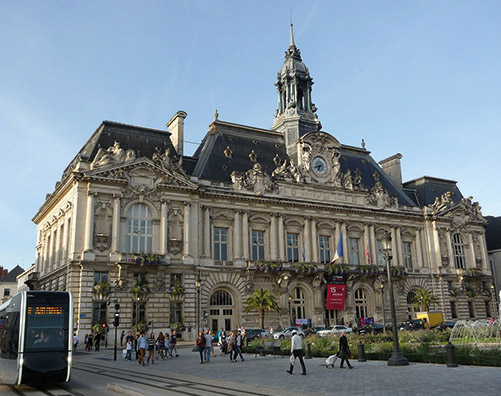 L'hotel de ville de tours, au centre du quartier eligible à la loi Malraux / Monument Historique
