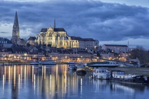 Vue de la ville d'Auxerre avec des Monuements Historiques en fond
